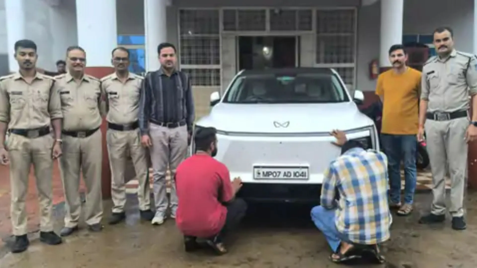 अमेजन से 90 हजार का मोबाइल मंगवाते, रिफंड लेकर 80 हजार में बेच देते, पुलिस ने 17 लाख के नए फोन बरामद किए