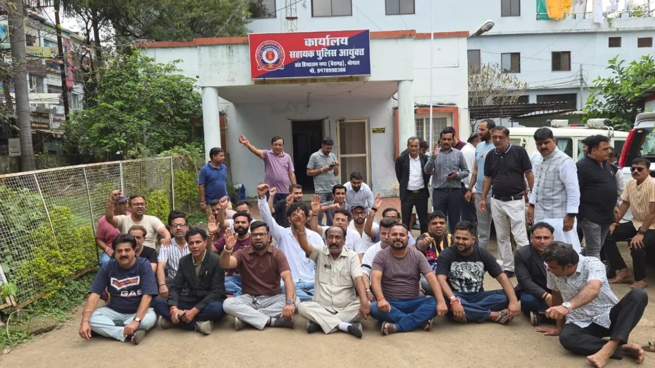 भोपाल में अधिवक्ता से मारपीट का मामला, कार्रवाई नहीं होने पर बैरागढ़ थाने के बाहर प्रदर्शन, पुलिस कार्रवाई को लेकर उठे सवाल