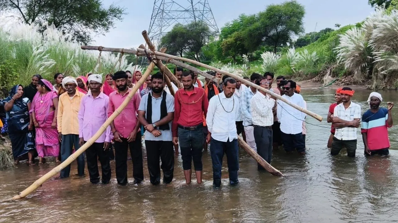 सिंगरौली: जल सत्याग्रह से चिता आंदोलन और अब सांकेतिक फांसी, विस्थापितों ने तेज किया प्रदर्शन, दो दौर की वार्ता बेनतीजा