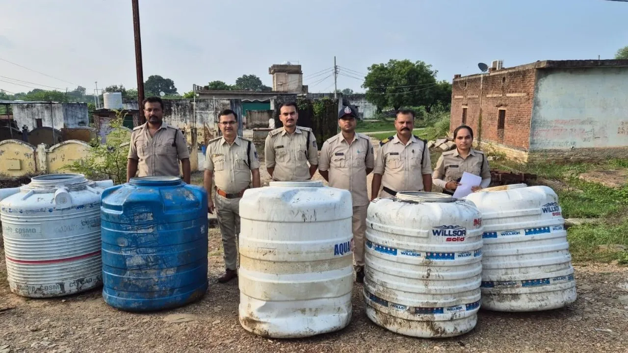 ग्वालियर आबकारी विभाग की बड़ी कार्रवाई, 57 लीटर अवैध शराब जब्त, 2300 किलो गुड़ लहान मौके पर किया नष्ट