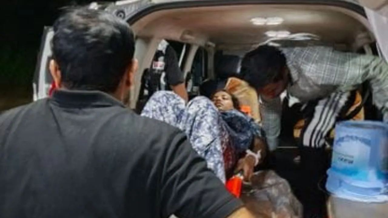 झेलम एक्सप्रेस में गर्भवती महिला को अचानक ब्लीडिंग, खून से लथपथ हुई सीट, पुलिस ने पहुंचाया अस्पताल