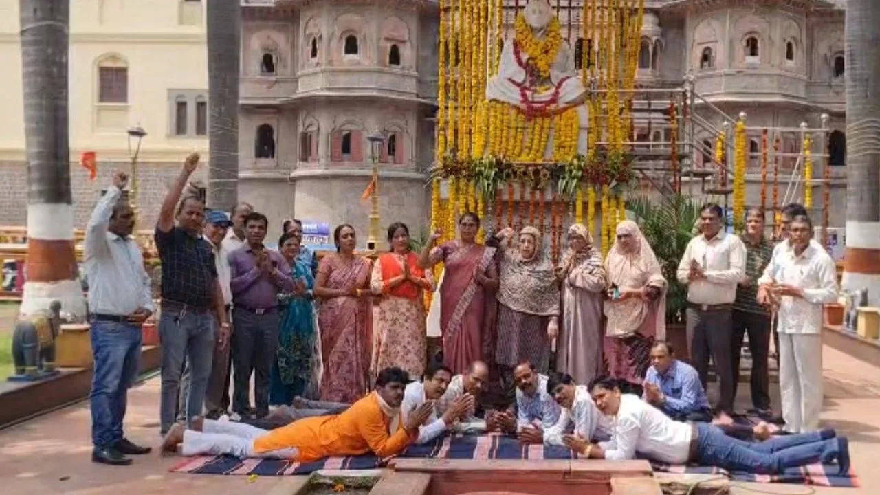 Indore News: TET से मुक्ति, वरिष्ठता बहाली और OPS की मांग पर शिक्षकों ने भरी हुंकार, राजबाड़ा से आंदोलन का शंखनाद