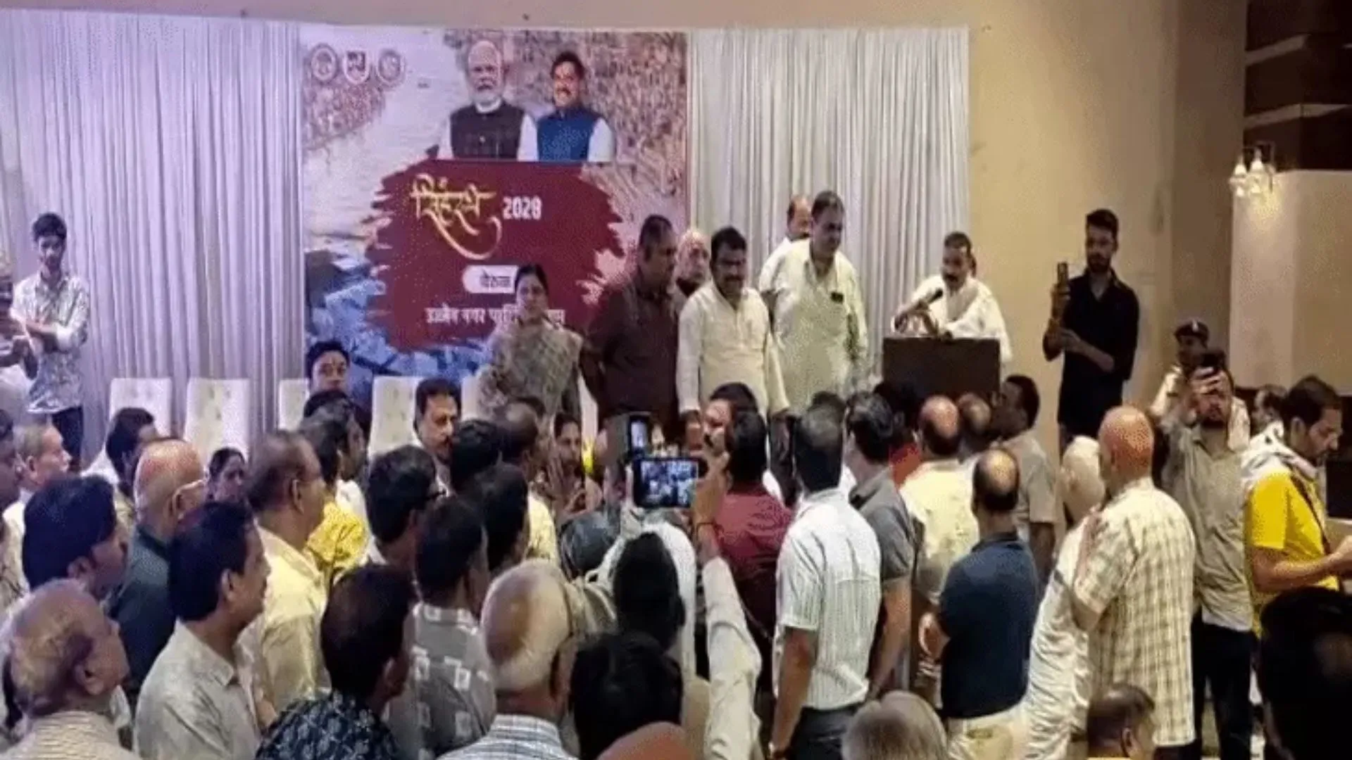 उज्जैन में महाकाल सवारी मार्ग के चौड़ीकरण पर विवाद, व्यापारियों ने पूछा – ‘किसका मकान-दुकान टूटेगा?’, बैठक में हुआ हंगामा