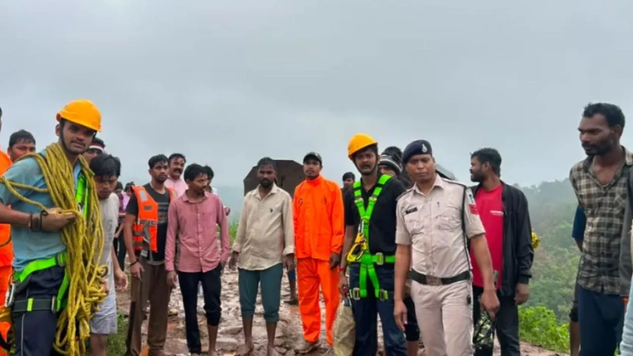 घूमने गए थे कुकड़ीखापा जलप्रपात, बढ़ते पानी ने घेरा, चट्टान पर फंसे नागपुर के 4 युवकों का 4 घंटे बाद रेस्क्यू