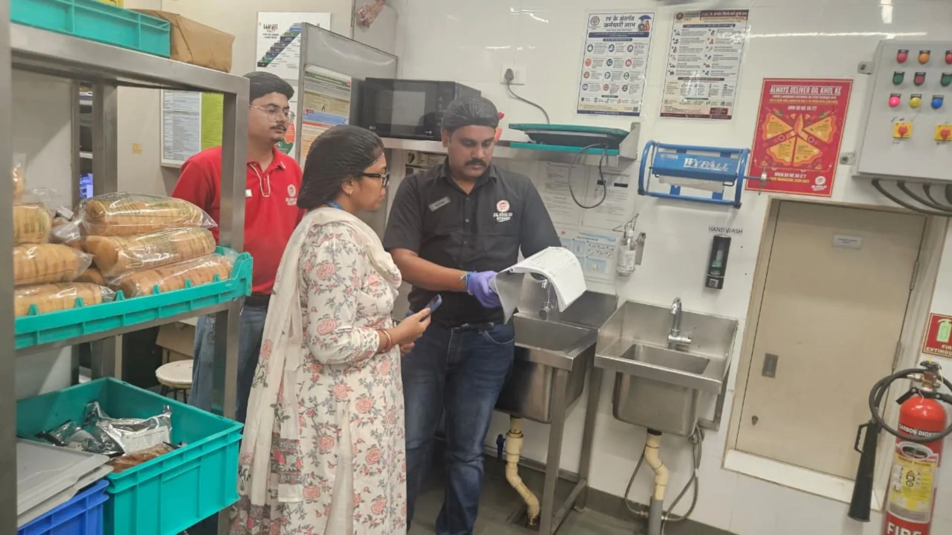 इंदौर में खाद्य सुरक्षा विभाग की बड़ी कार्रवाई, KFC – Pizza Hut समेत इन 5 बड़े प्रतिष्ठानों में मिलीं कई कमियां