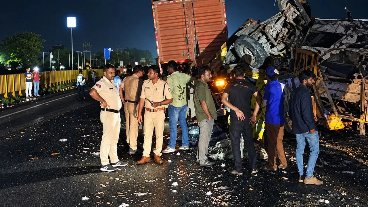 रफ्तार फिर बनी हादसे की वजह, कार की टक्कर से लोडिंग वाहन चालक की मौत, कार सवार भी गंभीर घायल
