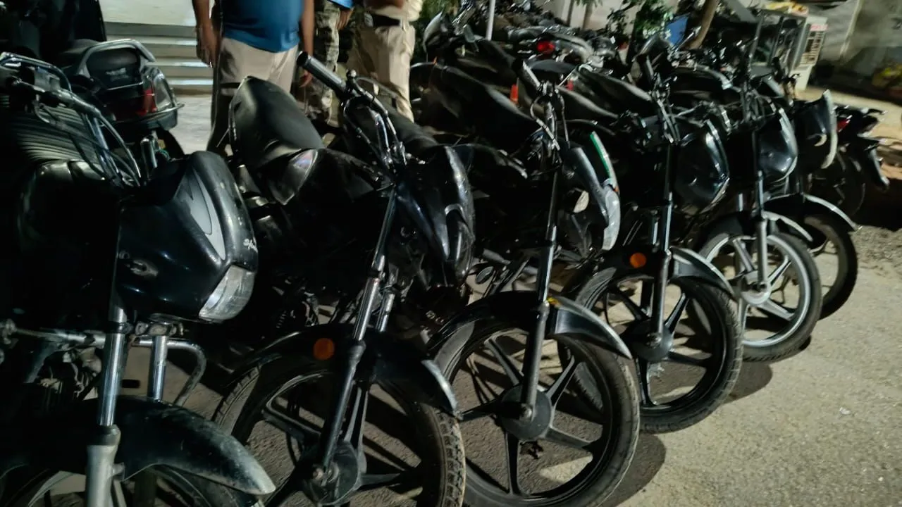 ग्वालियर पुलिस ने पकड़ा बाइक चोर गिरोह, 4 गिरफ्तार इनमें 3 नाबालिग, 6 मोटर साइकिल बरामद, सस्ती कीमतों में बेच देते थे
