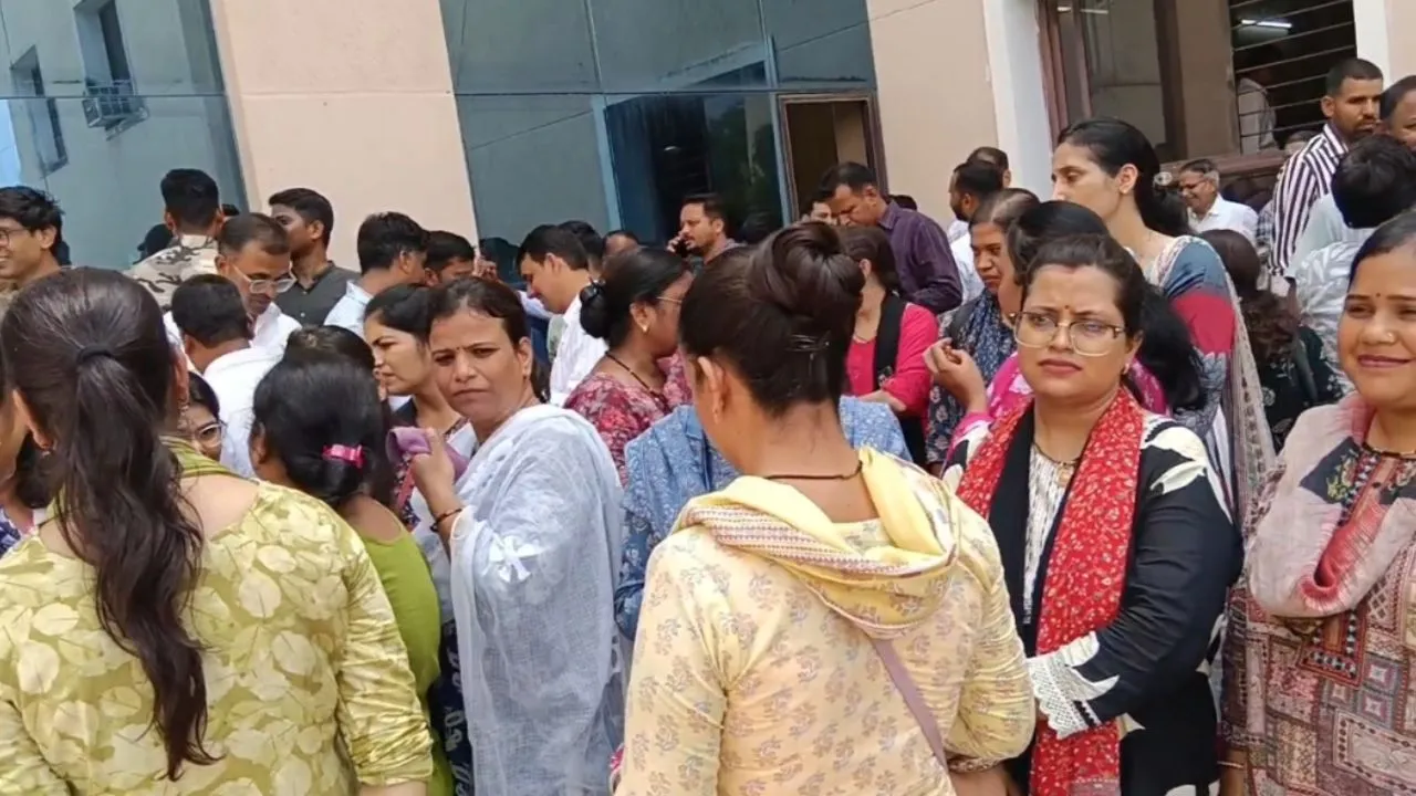 स्वामित्व अधिकार अभिलेख निष्पादन एवं पंजीयन योजना के विरोध में पटवारी लामबंद, मुख्यमंत्री के नाम सौंपा ज्ञापन