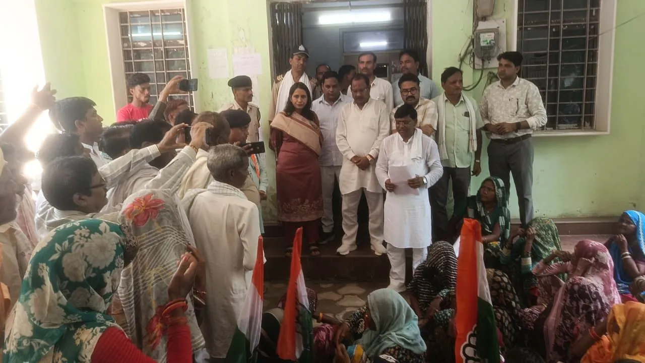 Dabra News: आदिवासियों की समस्या को लेकर कांग्रेस आक्रोशित, SDM कार्यालय पर किया प्रदर्शन, दी भूख हड़ताल की चेतावनी