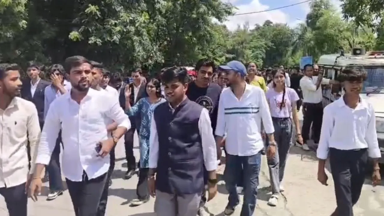 नगर निगम के खिलाफ ABVP ने खोला मोर्चा, इंदौर में DAVV के मुख्य द्वार पर दिया धरना