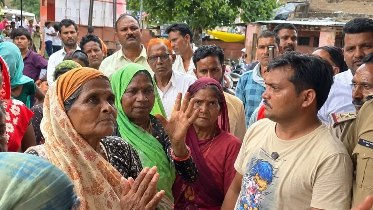 अवैध शराब की बिक्री के खिलाफ महिलाओं का प्रदर्शन, एडसीएम को सौंपा ज्ञापन