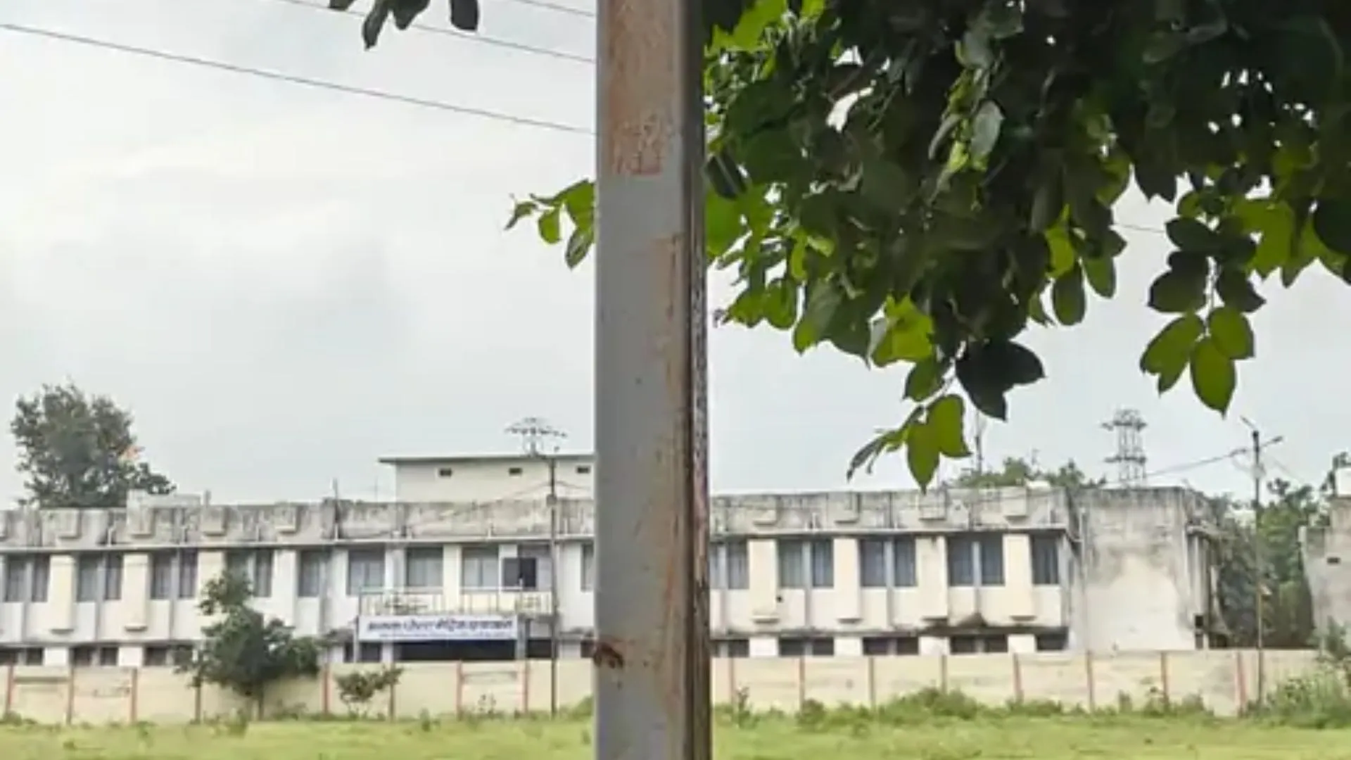 रतलाम के शासकीय उत्कृष्ट स्कूल में तोड़फोड़, CCTV कैमरे और गेट तोड़े, हेलोजन लाइट-कैंटीन का सामान भी हुआ क्षतिग्रस्त