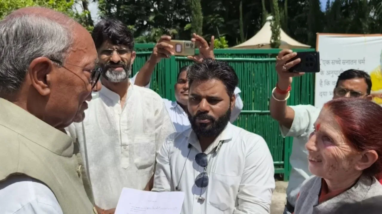 MP में ‘फॉलन आउट’ पर बढ़ी अतिथि विद्वानों की लड़ाई, दिग्विजय सिंह से मिला प्रतिनिधिमंडल, इधर विभाग ने मांगा 3 दिन का हिसाब