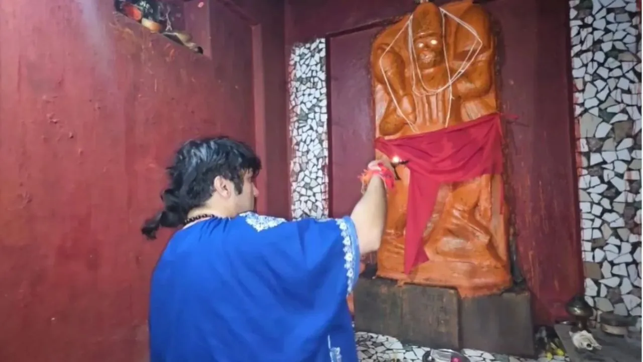 बागेश्वर धाम के पंडित धीरेंद्र शास्त्री पहुंचे चुरारन धाम, प्राचीन हनुमान मंदिर में नंगे पैर किए दर्शन, यहीं से शुरू हुई थी आध्यात्मिक यात्रा