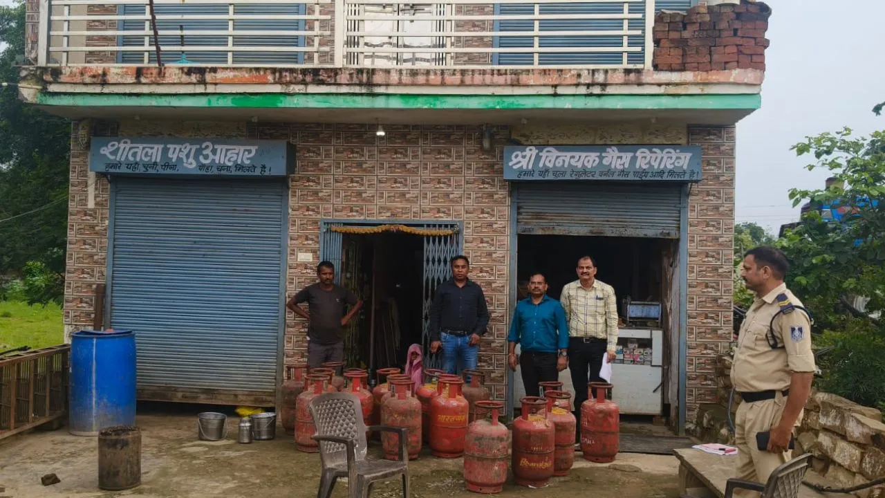 Food Department seizes LPG cylinders.