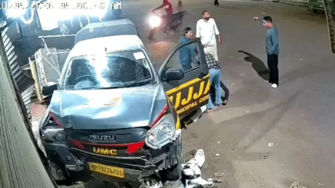 दुकान में घुसी नगर निगम की तेज रफ्तार गाड़ी, 2 स्कूटर और ठेला क्षतिग्रस्त