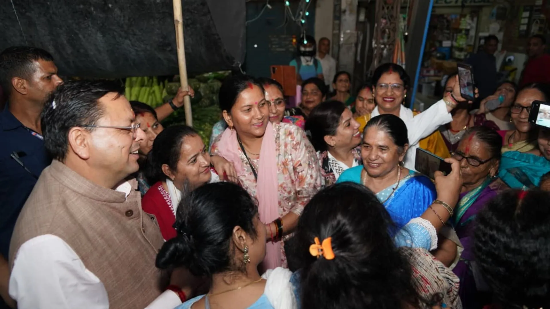 Dehradun News: रास्ते में बच्चों को देख CM धामी ने अचानक रुकवाया काफिला, गाड़ी से उतरकर पहुंचे उनके बीच; सेल्फी के लिए लगी होड़