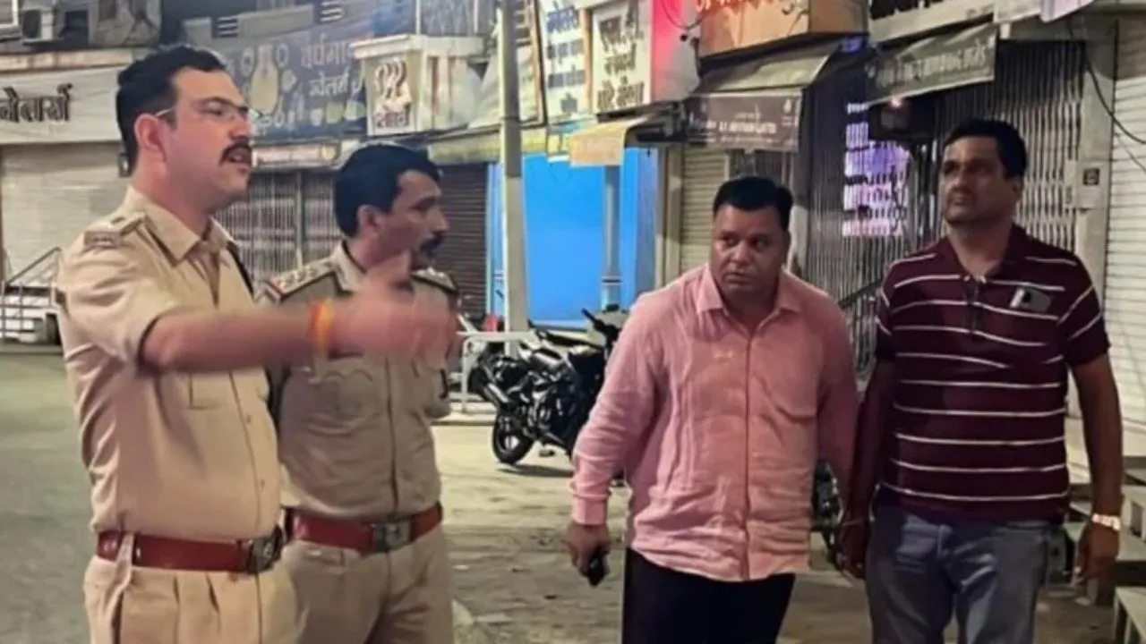 रतलाम में आधी रात SP की सड़कों पर निगरानी, त्योहारों को लेकर पुलिस ने कसा सुरक्षा का शिकंजा