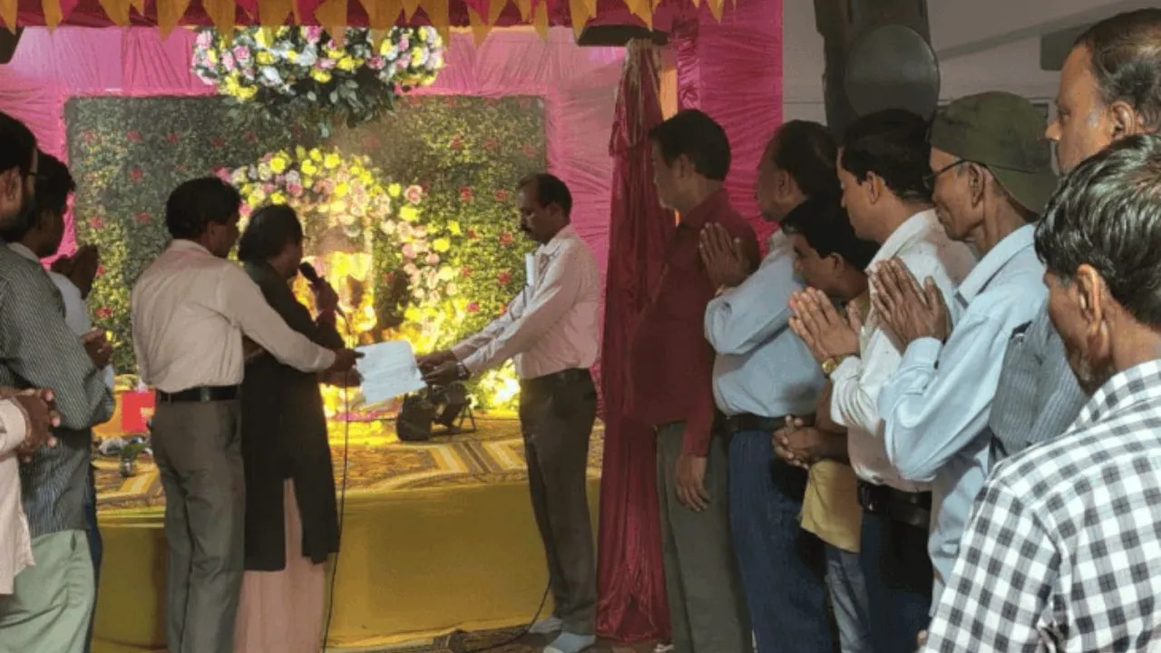 सैलरी के लिए गणेशजी से लगाई गुहार, सीहोर नपा कर्मचारियों ने सौंपा प्रार्थना पत्र