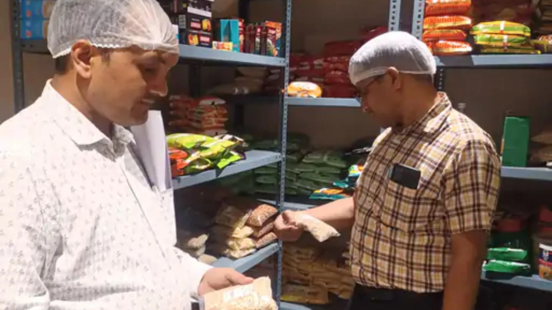 धार में खाद्य सुरक्षा विभाग की बड़ी कार्रवाई, 17 होटल-रेस्टोरेंट का किया निरिक्षण, 11 जगह मिलीं कमियां, बिना पंजीयन चल रहे रेस्टोरेंट पर केस दर्ज