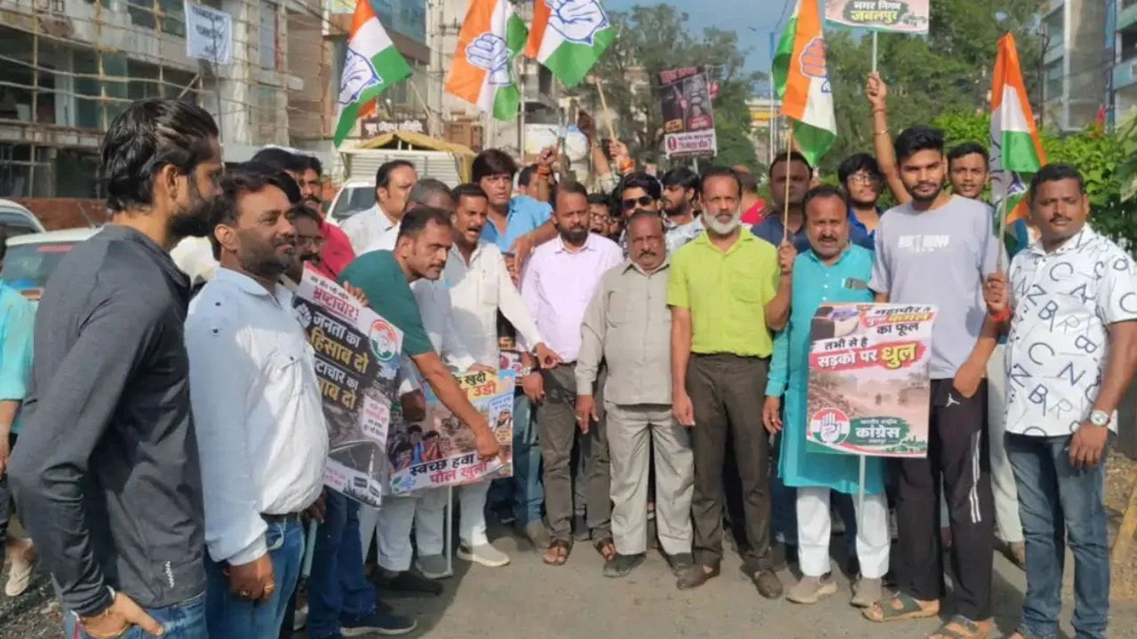 जबलपुर में खराब सड़कों के खिलाफ कांग्रेस का मोर्चा, हर वार्ड में चलाया जा रहा अभियान