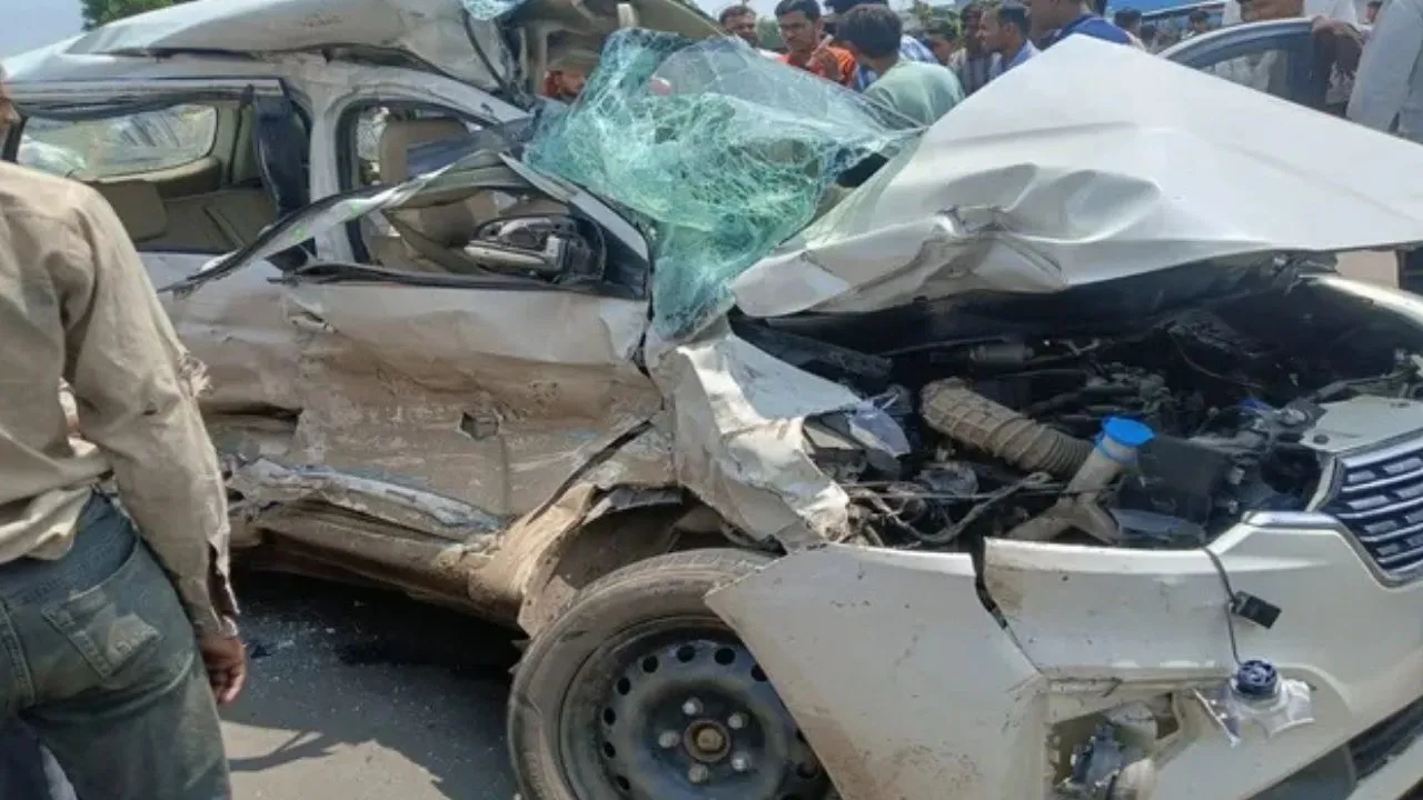 सागर में दर्दनाक सड़क हादसा, तेज रफ्तार बस ने कार को मारी टक्कर, 4 लोगों की मौत, एक घायल