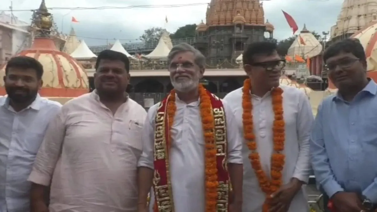 राहुल गांधी के दौरे से पहले उज्जैन पहुंचे पवन खेड़ा, महाकालेश्वर मंदिर में की पूजा, केंद्र सरकार पर तीखा हमला
