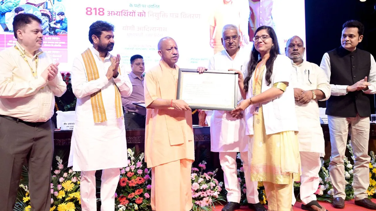 योगी आदित्यनाथ ने UPPSC एवं UPSSSC परीक्षा में चयनित अभ्यर्थियों को दिए नियुक्ति-पत्र, समाजवादी पार्टी पर साधा निशाना