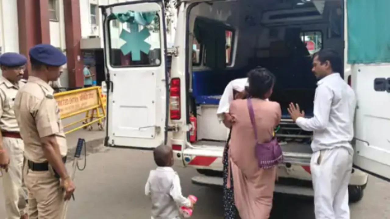 पवन एक्सप्रेस से 8 फीट नीचे गिट्टियों पर गिरी डेढ़ साल की मासूम, मोबाइल में व्यस्त थी मां, यात्रियों की सूझबूझ से बची जान