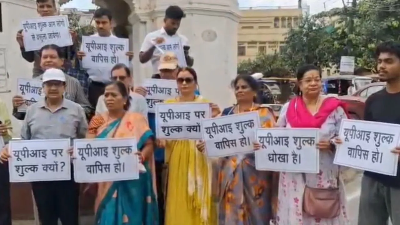 UPI पेमेंट पर चार्ज को लेकर विरोध तेज, जबलपुर में सामाजिक संगठनों ने किया प्रदर्शन, 23 सितंबर को “No UPI Day” मनाने का ऐलान
