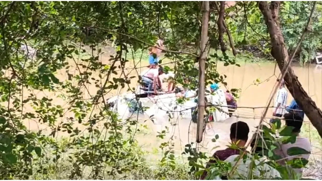 आगर मालवा में माँ बगलामुखी मंदिर दर्शन करने गए श्रद्धालुओं की कार उफनते बरसाती नाले में बही, 8 की मौत