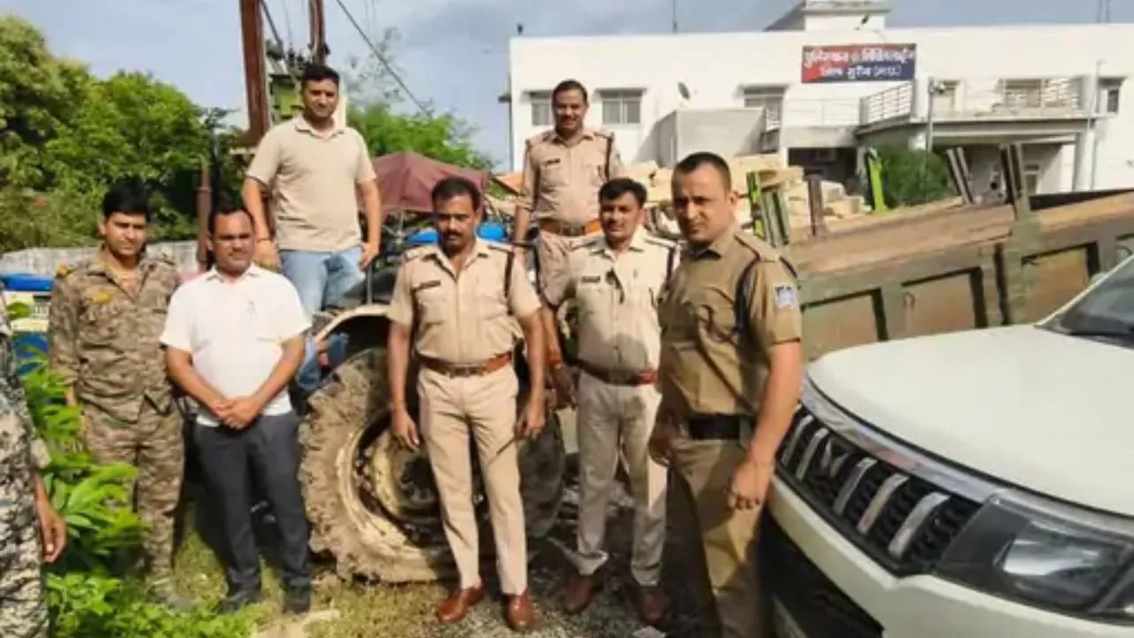 मुरैना में अवैध रेत माफिया पर बड़ी कार्रवाई, चंबल की रेत से भरी ट्रैक्टर-ट्रॉली जब्त, अंधेरे में भागा चालक