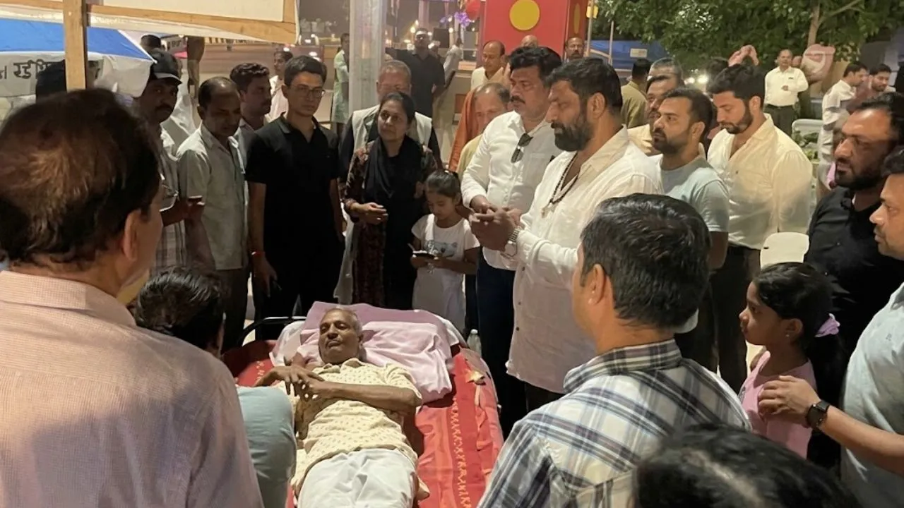इंदौर में अवैध होर्डिंग्स के खिलाफ दंपत्ति का अनशन, गांधी प्रतिमा के नीचे बैठे प्रहलाद-संगीता पांडे