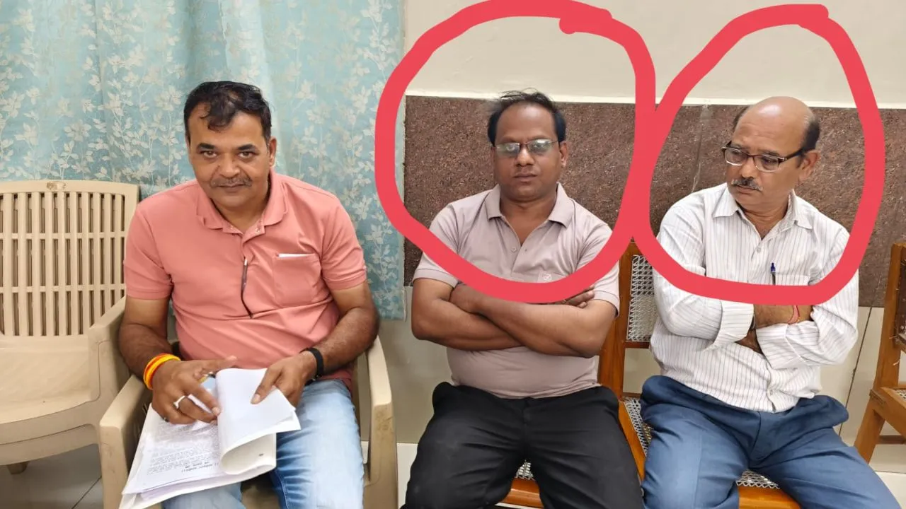 रिपोर्ट फेवर में बनाने मांगी रिश्वत, लोकायुक्त पुलिस ने ऑडिट ऑफिसर को साथी के साथ रंगे हाथ पकड़ा