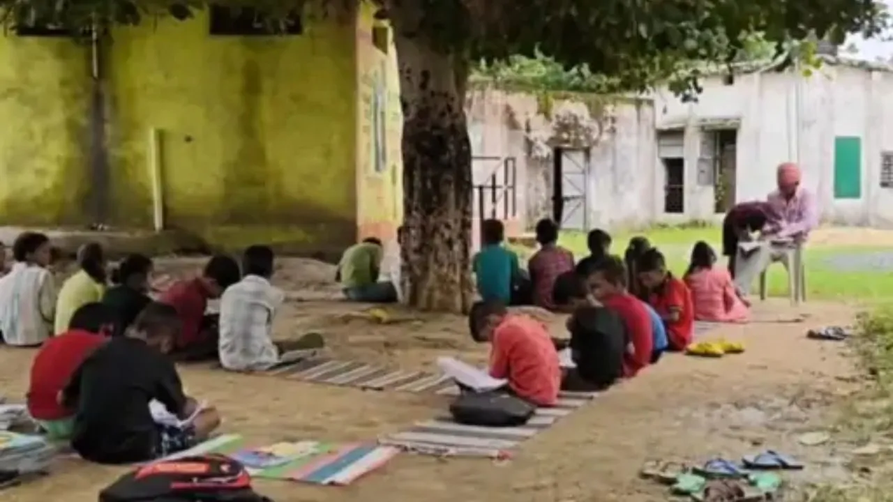 मुरैना के स्कूल में जर्जर छत का खतरा, बारिश में टपकती छत के नीचे पढ़ रहे 50 बच्चे