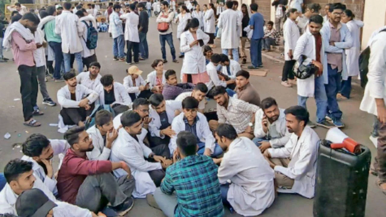 भोपाल में आयुष इंटर्न डॉक्टरों का प्रदर्शन,