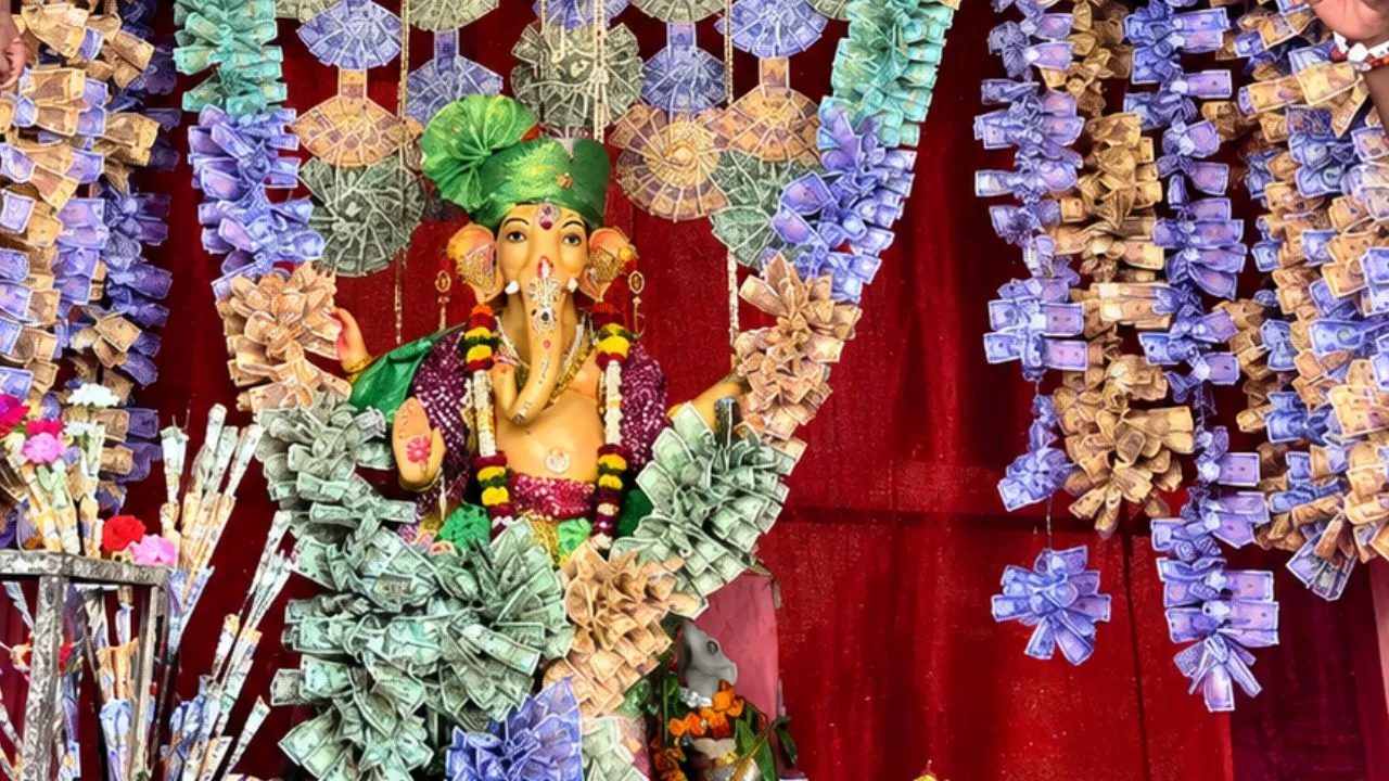 उज्जैन में बप्पा का अनोखा रूप, 21 लाख 21 हजार के नोटों से सजा पंडाल, देखने उमड़ी भारी भीड़