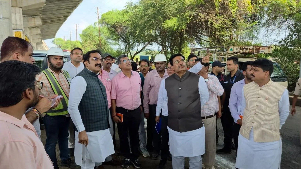 भोपाल के बैरागढ़ ब्रिज निर्माण में लापरवाही पर मंत्री राकेश सिंह सख्त, अधिकारियों को लगाई फटकार, 15 दिन में व्यवस्था सुधारने के निर्देश