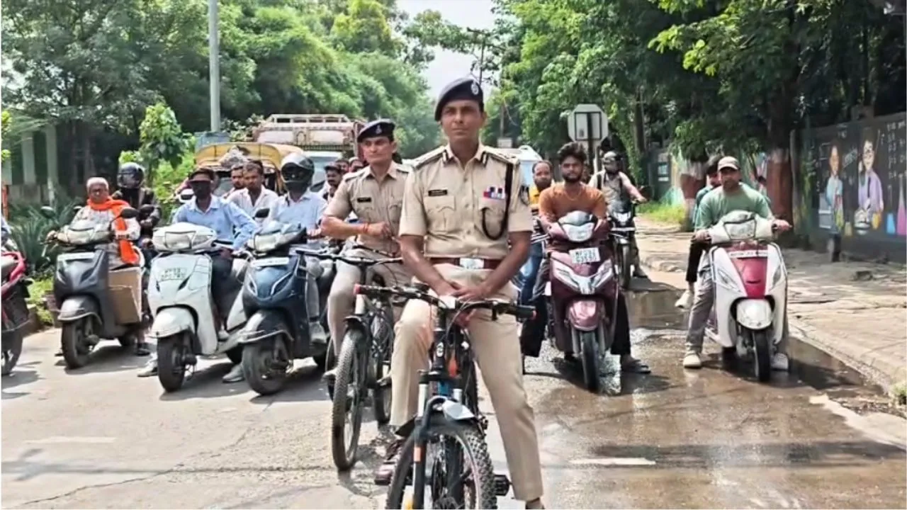 No Car Day Indore Police Commissioner Santosh Singh arrives office on bicycle