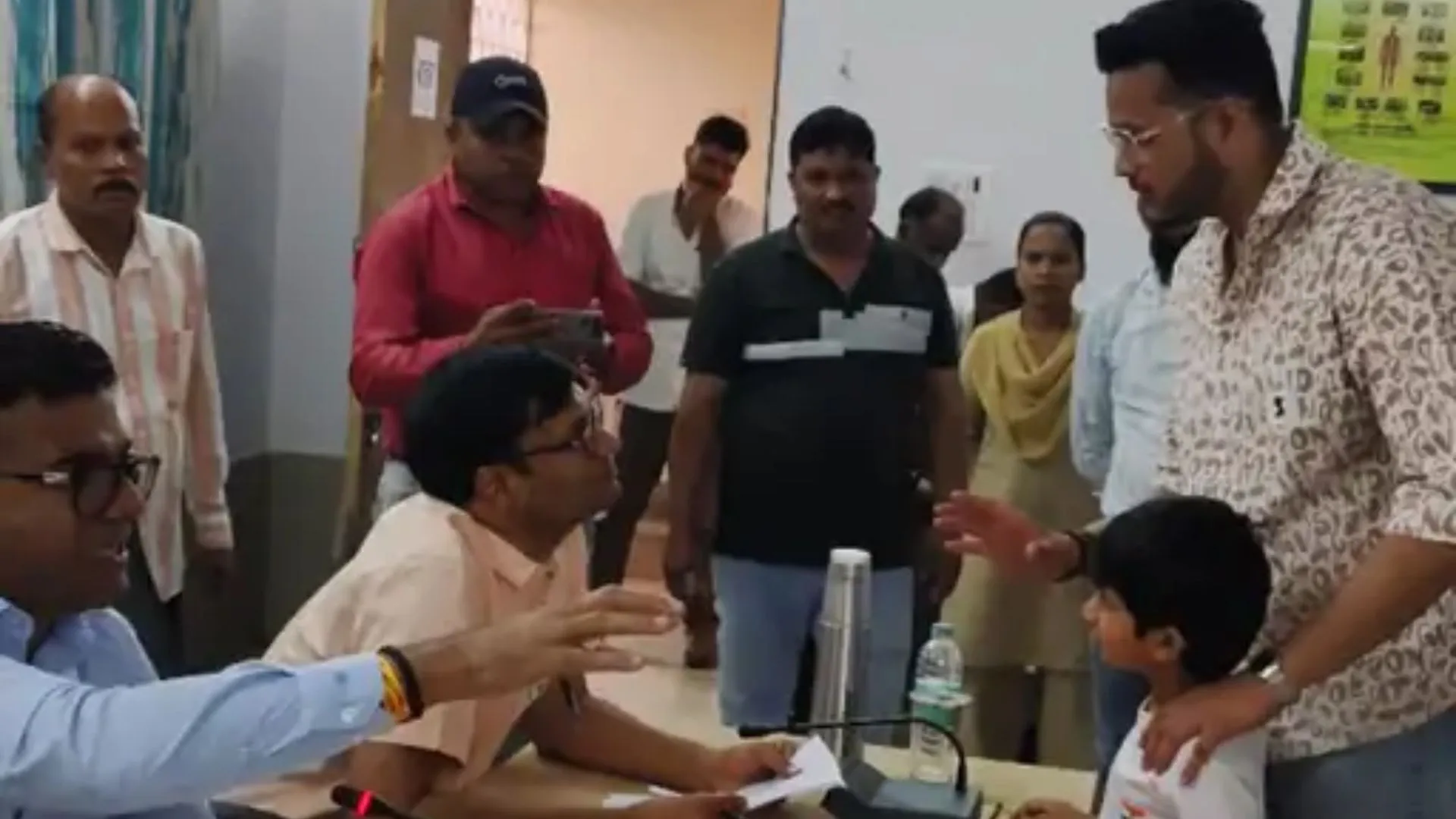 धार में 5 साल के बच्चे की अनोखी पहल, जनसुनवाई में पहुंचकर बोला – ‘गणेश विसर्जन के लिए एक जगह तय करें, तालाब बचाइए’