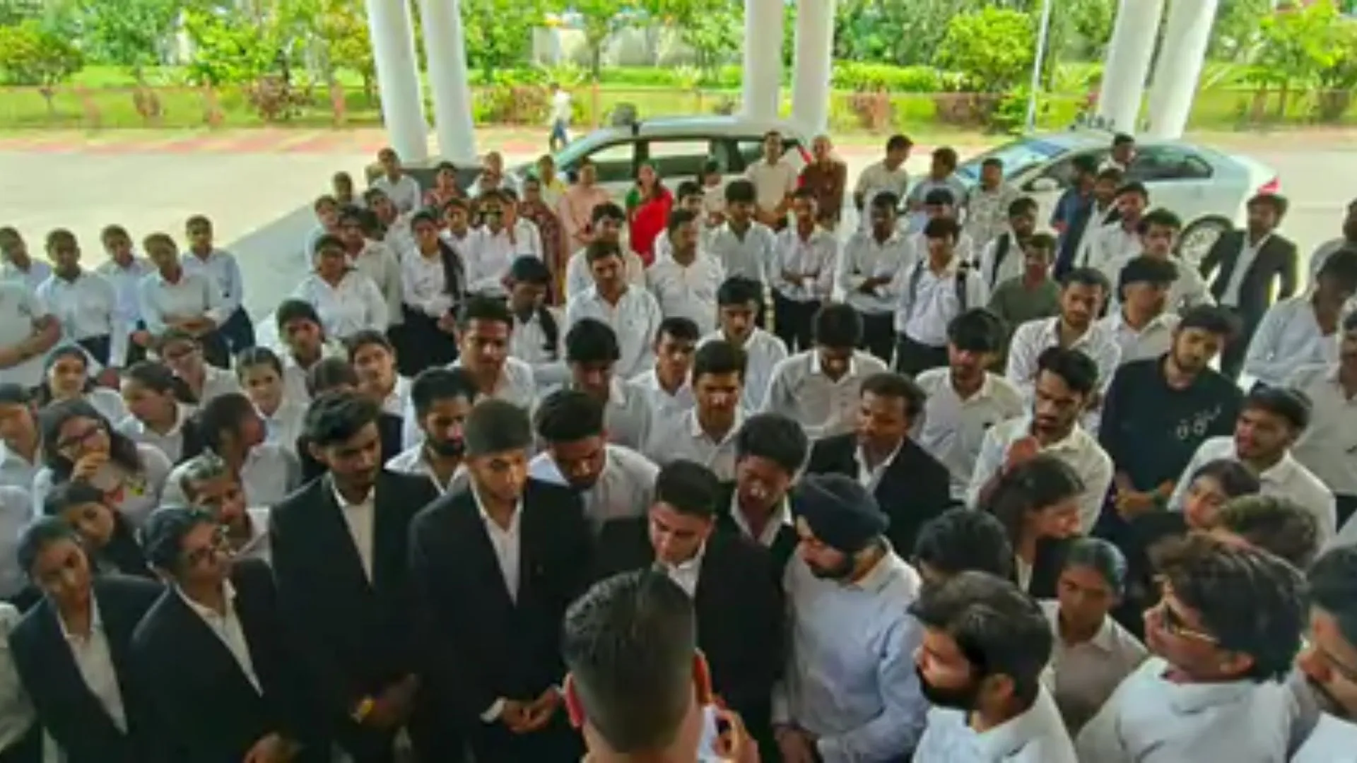 रतलाम के लॉ कॉलेज में गरबा कार्यक्रम पर विवाद, छात्रों ने कलेक्टर-SP से की कार्रवाई की मांग, बोले – ‘कॉलेज में बाहरी लोगों की एंट्री रोकी जाए’