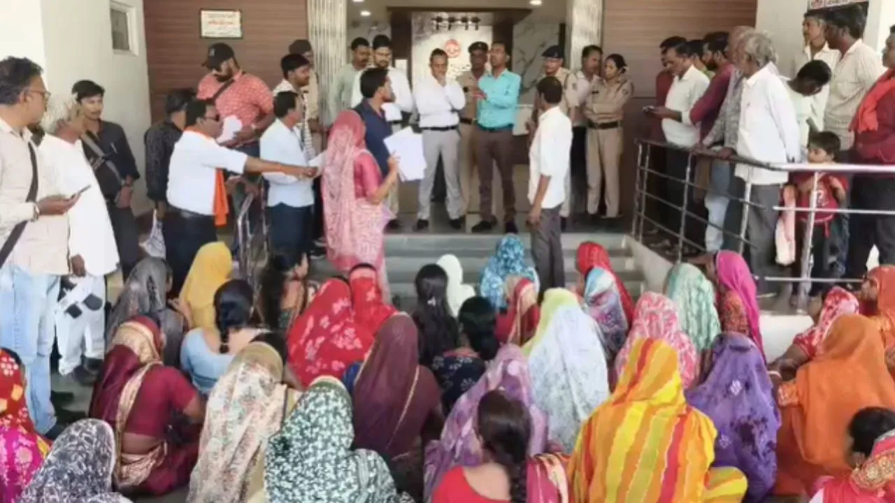 नीमच में महिला स्व-सहायता समूह और महिला रसोइयों का प्रदर्शन, बेलन-चकला लेकर पहुंची कलेक्ट्रेट, मानदेय बढ़ाने और लंबित भुगतान की मांग
