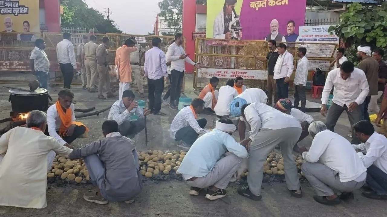 आगर-मालवा में किसानों का अनोखा प्रदर्शन, कलेक्टर कार्यालय के सामने दाल-बाटी बनाकर जताया विरोध, जानें क्या है प्रमुख मांगें