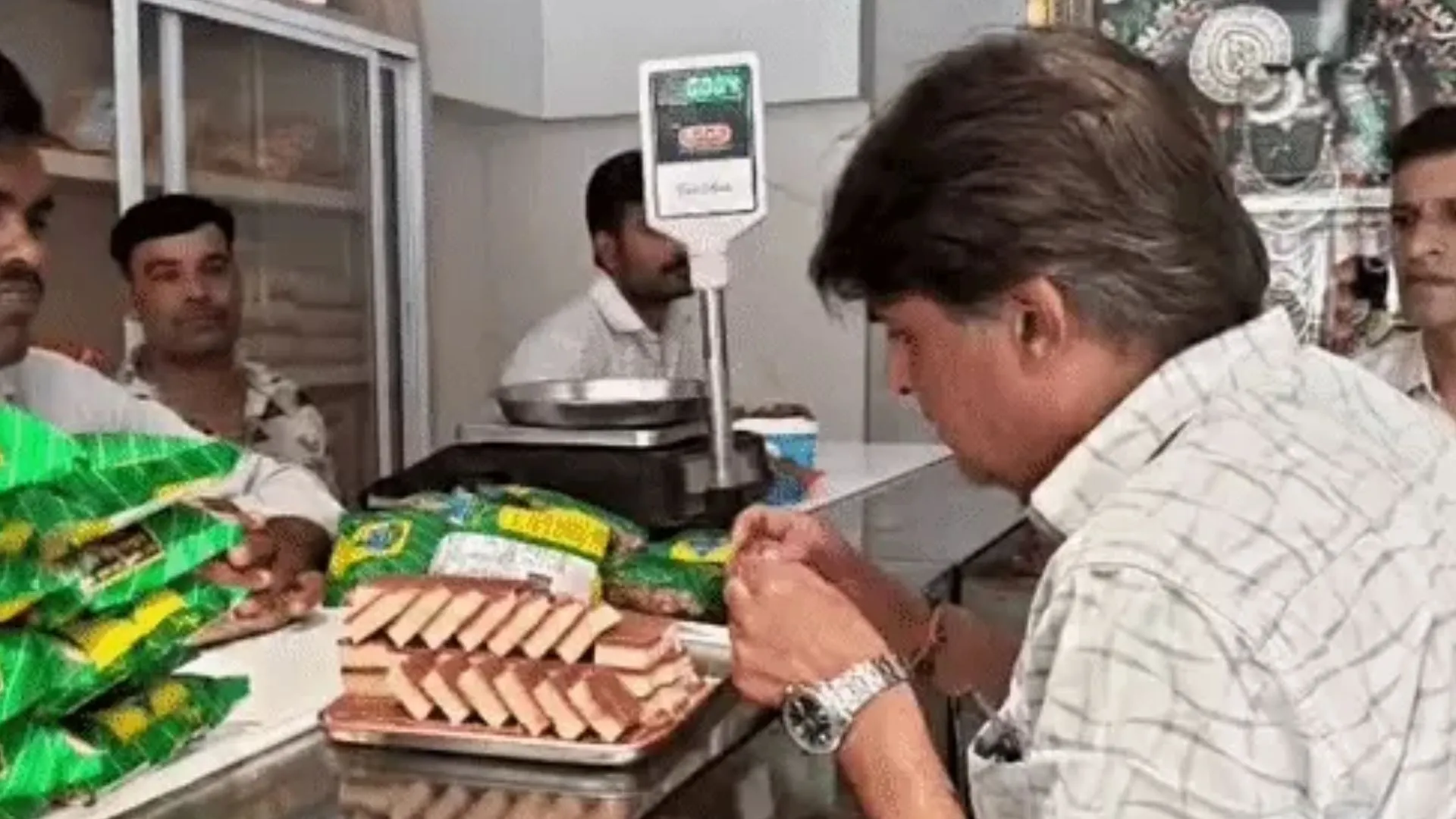 उज्जैन में खाद्य सुरक्षा विभाग की बड़ी कार्रवाई, स्विगी इंस्टामार्ट में एक्सपायर्ड सामान मिलने पर नोटिस जारी, डेयरियों से मावा-घी के सैंपल लिए