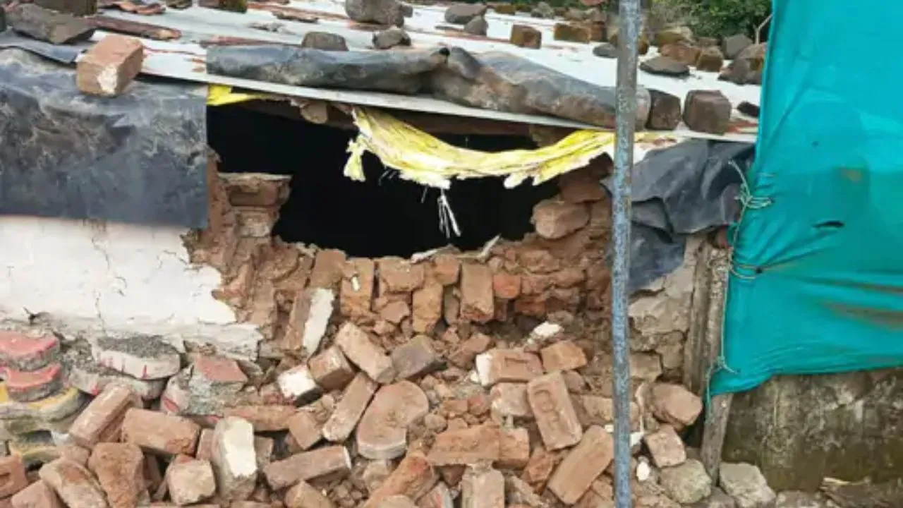 आंधी-बारिश में भरभराकर गिरा गरीब परिवार का घर, सीहोर में रैन बसेरे में रहने को मजबूर
