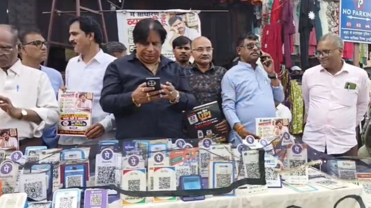 इंदौर में आज ‘No UPI Day’, व्यापारियों ने किया अनोखा विरोध प्रदर्शन, राजबाड़ा पर बारकोड बॉक्स का लगाया ढेर, पढ़ें खबर