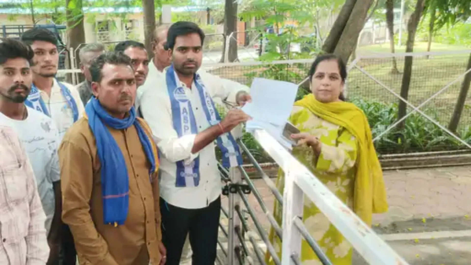 धार में भीम आर्मी का प्रदर्शन, सरकारी विभागों में खाली आरक्षित पद जल्द भरने की मांग, राष्ट्रपति के नाम कलेक्टर को सौंपा ज्ञापन