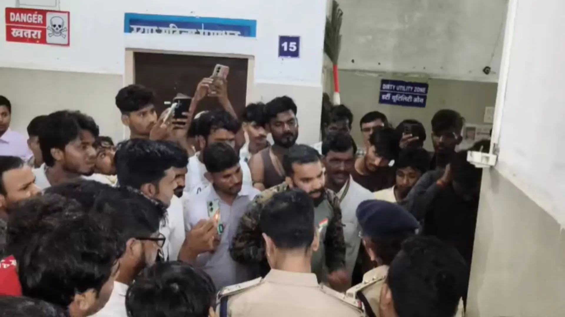 दमोह में जुआ फड़ पर पुलिस की दबिश के बाद अधेड़ की मौत, परिजनों ने मारपीट का लगाया आरोप, 8 पुलिसकर्मी लाइन अटैच