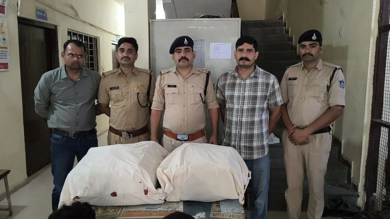 उड़ीसा से डबरा लाये थे अवैध गांजा, ग्राहक को बेचने से पहले ही पुलिस ने किया जब्त, दो तस्कर गिरफ्तार
