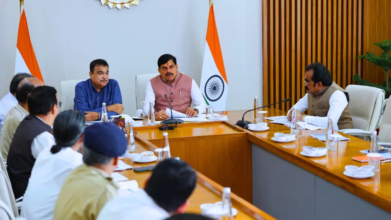 नितिन गडकरी का भोपाल दौरा: सीएम डॉ. मोहन यादव के साथ पं. दीनदयाल उपाध्याय को दी श्रद्धांजलि, समीक्षा बैठक ली